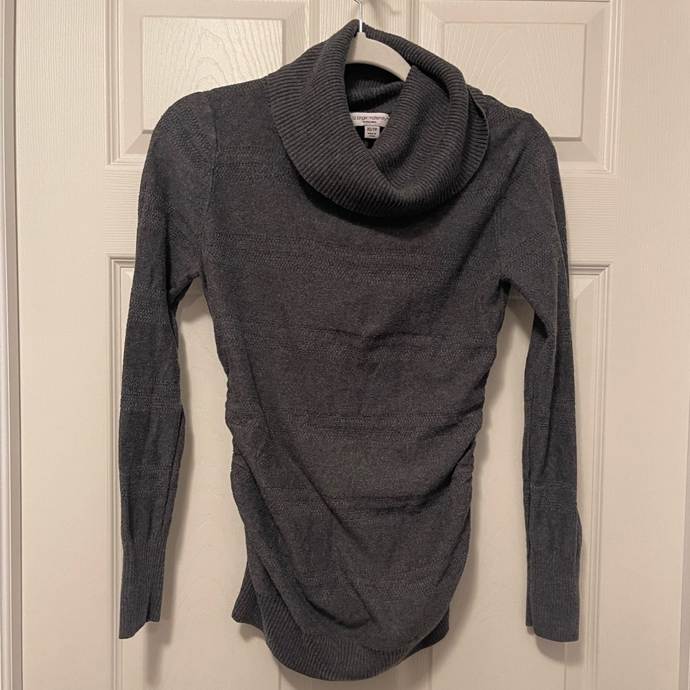 MATERNITY ALERT! 💗💙  Liz Lange maternity gray sweater.